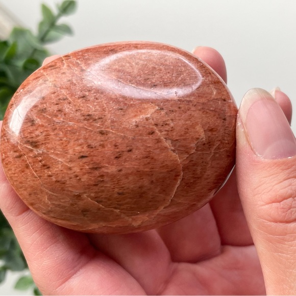 AA Grade Peach Moonstone Meditation Palm Stone - Picture 7 of 14